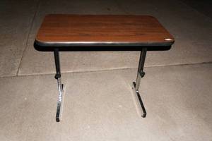 lot 423 image: Adjustable Table