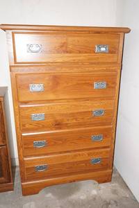 lot 428 image: 5 Drawer Dresser