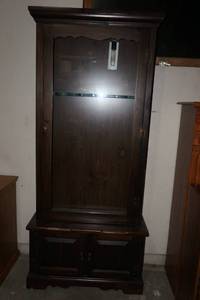 lot 437 image: Gun Cabinet with Key