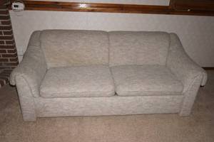 lot 487 image: Hide-A-Bed Couch-Off White