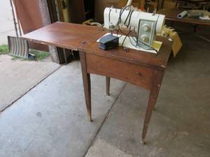 lot 461 image: Sewing Machine with Table