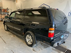 lot 4 image: 2004 Chevy Suburban 4x4 -No Reserve-