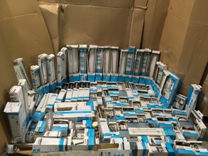 lot 62 image: PALLET WITH MOEN TOWELTOILET HOLDERS DIFFERENT TYPESDESIGNS CUSTOMER RETURNS SEE PICS