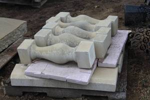 lot 282 image: Lot of (5) Concrete Balusters 27 x 6 x 6 in. AND (4) Concrete Flats 36 x 10 x 4 in.