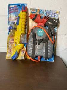 lot 311 image: Lot of two childrens toy water toys