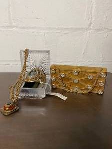lot 315 image: Lot of Vintage Jewlery and Wears