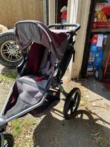lot 90 image: B.O.B Three Wheel Collaspable Stroller