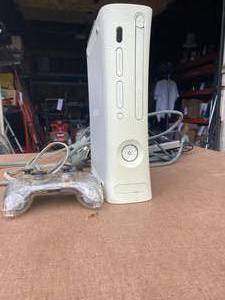 lot 355 image: Xbox 360 in White with One Controller