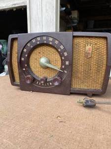 lot 374 image: Zennith Tube Radio