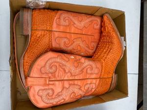 lot 409 image: Genuine Leather Mexican Made Aligator style Cowboy boots