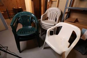 lot 301 image: Outdoor Chairs and Table