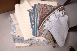 lot 386 image: Lot of Small Rugs and Cuts of Carpet