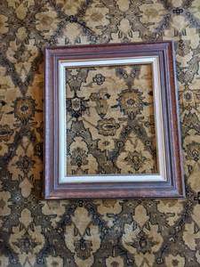 lot 28 image: Vintage Wooden Frame