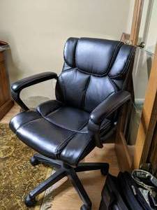 lot 44 image: Black Rolling  Office Chair