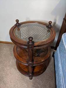 lot 47 image: Vintage round side table