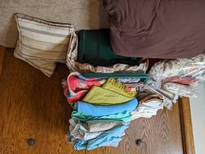 lot 134 image: Lot of Misc Blankets and Bedding