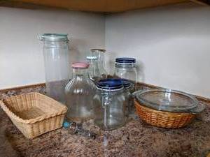 lot 138 image: Lot of Misc Kitchen Ware