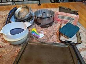 lot 180 image: Lot of Misc Baking Items