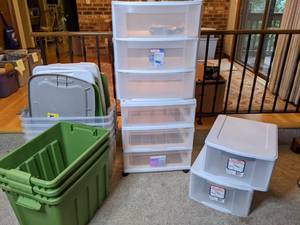 lot 185 image: Lot of Plastic Bins