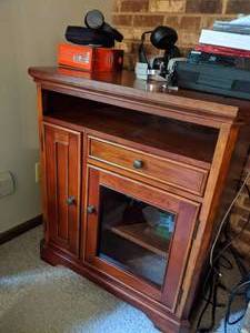 lot 51 image: Small Entertainment center