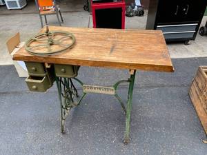 lot 113 image: Singer Sewing Machine Table