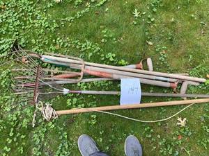 lot 147 image: Pitch ForksGarden Tools