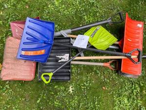 lot 149 image: Snow Shovels