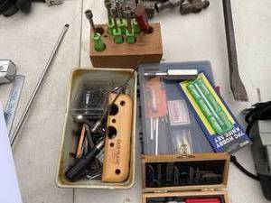 lot 200 image: Misc wood working tools and accessories