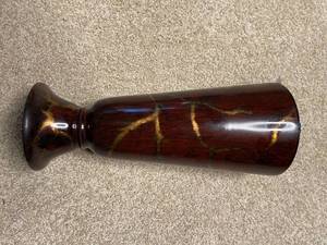 lot 72 image: Vase Red with Gold Cracked Pattern