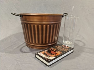 lot 11 image: Bar Set for Entertaining