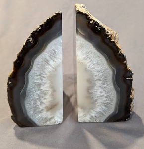 lot 82 image: Agate Bookends