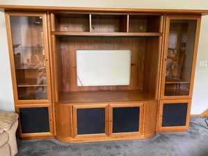 lot 7 image: Large Entertainment Cabinet