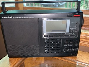lot 16 image: Radio Shack Short Wave PLL Synthesized Reciever
