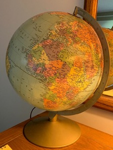 lot 42 image: Lighted Globe