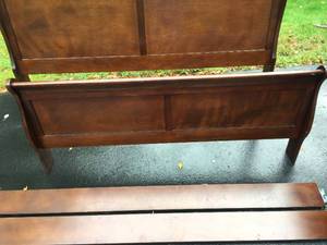lot 52 image: Wooden Queen Size Bed