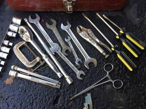 lot 67 image: Vintage Rusty Tool Box With Tray & Tools