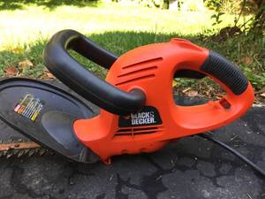 lot 72 image: Black And Decker 22 Inch Hedge Trimmer
