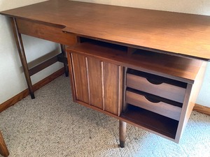 lot 105 image: Mid Century Desk by Hooker