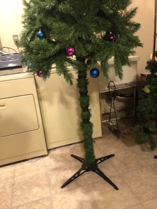 lot 173 image: UNIQUE Christmas Tree