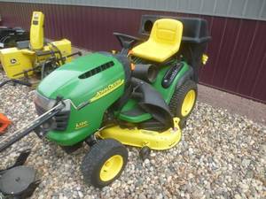 lot 8 image: John Deere L 120 Lawn Tractor