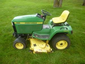 lot 9 image: John Deere 425 Lawn Tractor
