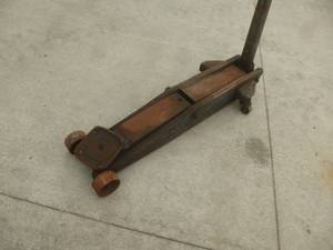 lot 13 image: Floor Jack 2 Ton