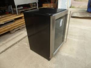 lot 40 image: Magic Chef Refrigerator