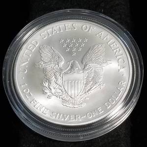 lot 26 image: 2007 AMERICAN SILVER EAGLE 1 TROY OZ. .999 FINE SILVER IN AIRTITE
