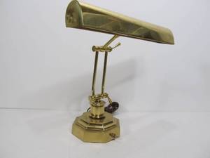 lot 26 image: Vintage HOUSE OF TROY Brass Piano Lamp