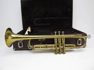 lot 136 image: Nice Vintage 1940s YORK Trumpet wCase