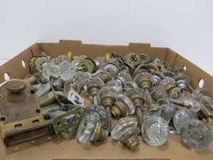 lot 175 image: Large Lot of Old Vintage Glass Doorknobs etc