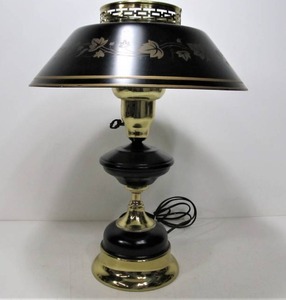lot 215 image: Mint Condition Vintage Mid Century Toleware Metal Table Lamp