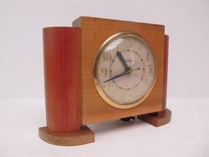 lot 318 image: Vintage Deco UNITED Wood Case Desk Clock
