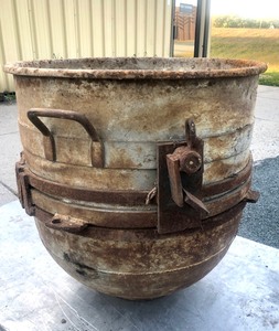 lot 326 image: LARGE Vintage Steel Cauldron
